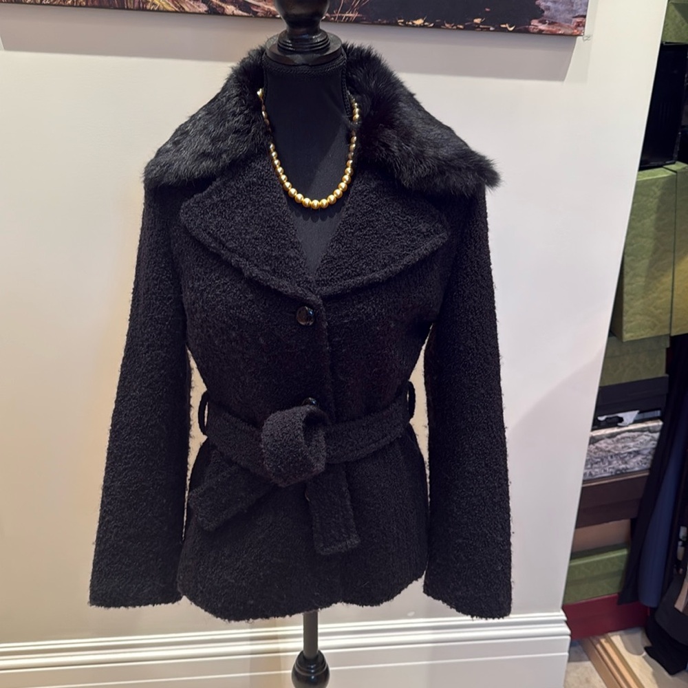 Woman trench coat with real fur collar